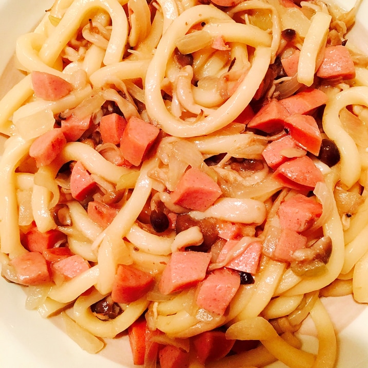 しめじと玉ねぎとソーセージ入りの焼きうどん